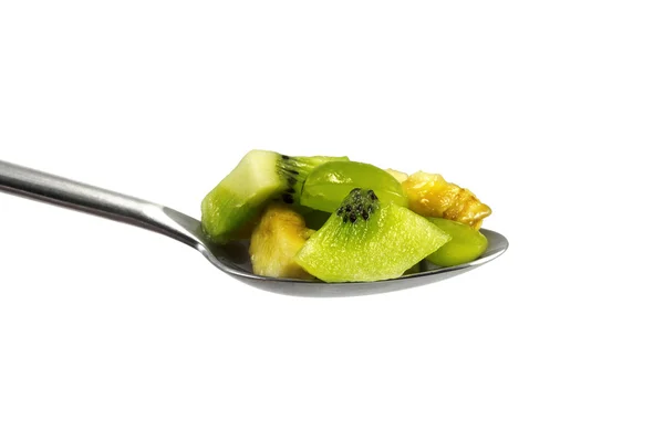 Varios trozos de fruta en cuchara aislada sobre blanco —  Fotos de Stock