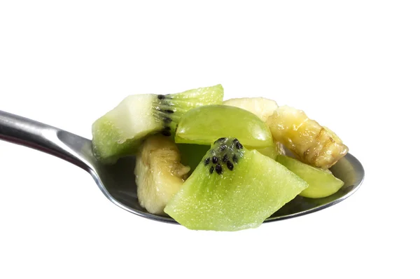 Divers morceaux de fruits dans la cuillère isolé sur blanc — Photo