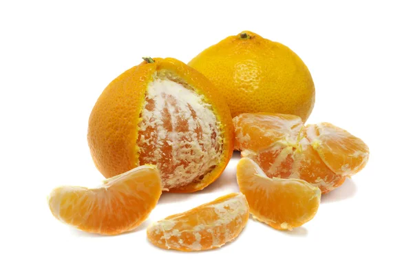 Close up of fresh orange mandarine and wedges isolated over whit — Stock Photo, Image