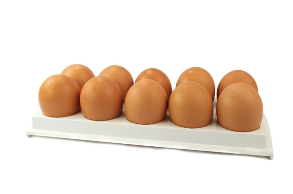 Αυγά της κότας καφέ στο αυγό, επίπεδη απομονωθεί σε λευκό — Φωτογραφία Αρχείου