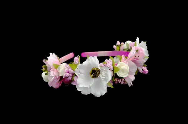 Kafa bandı üzerinde siyah izole çiçeklerle süslenmiş — Stok fotoğraf