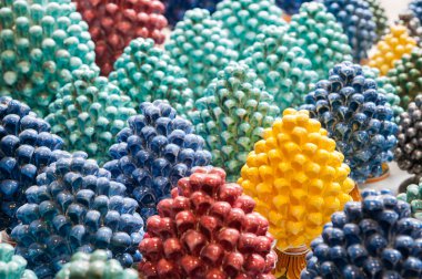 seramik çam kozalakları