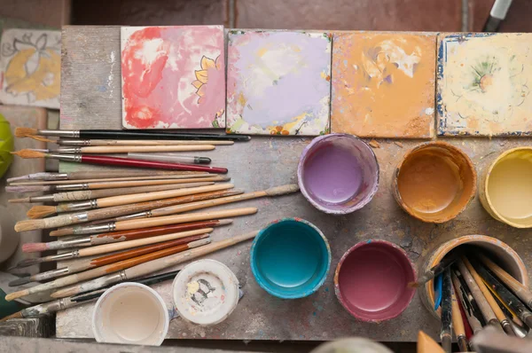 Mesa de trabajo decorador de cerámica —  Fotos de Stock