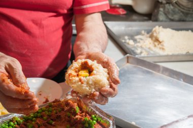 Sicilya arancini yapımında