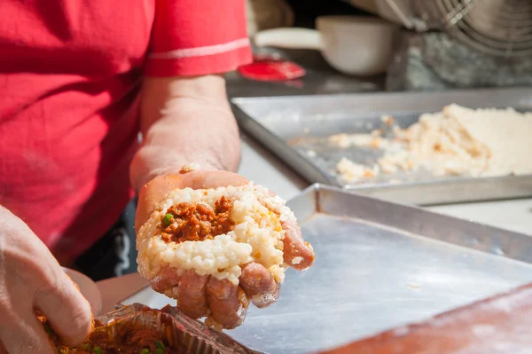 La fabricación de arancini siciliano — Foto de Stock