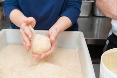 Sicilya arancini yapımında