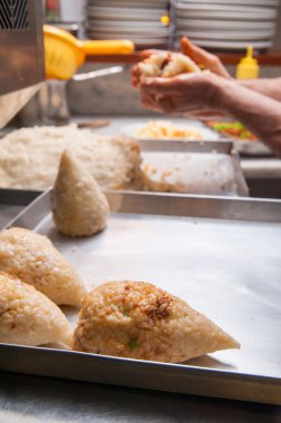 Sicilya arancini yapımında