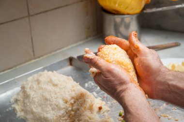 Sicilya arancini yapımında