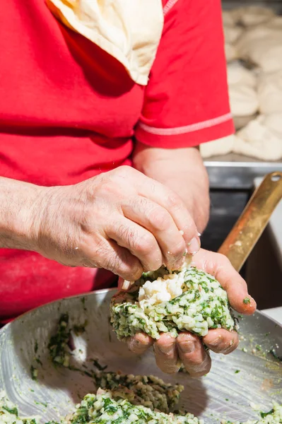 Изготовление сицилийских аранчини — стоковое фото