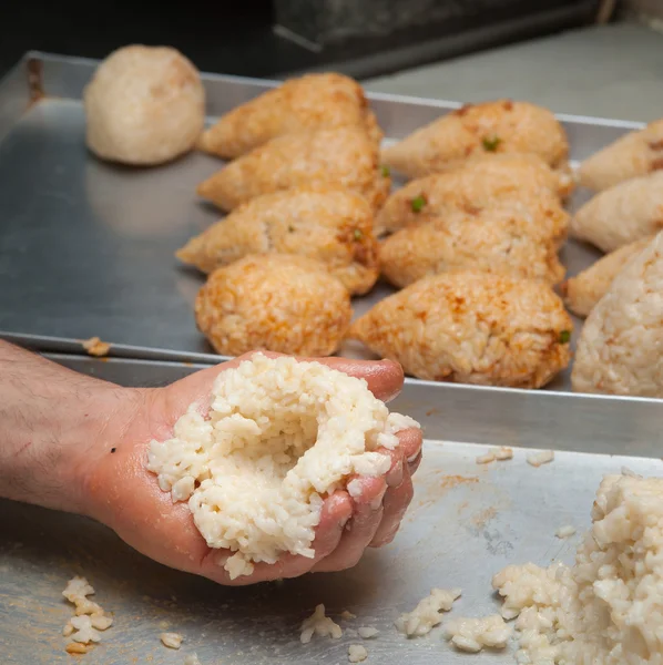 La fabricación de arancini siciliano — Foto de Stock