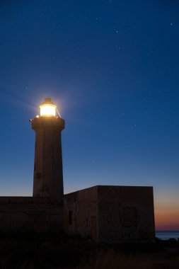 Deniz feneri alacakaranlıkta