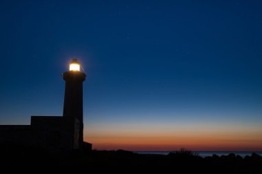 Deniz feneri alacakaranlıkta