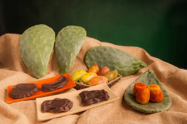 Kaktusfeigen Und Einige Senfformen Auf Einem Tisch Mit Einem Stück — Stockfoto