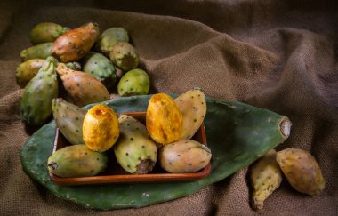 Bir parça jüt ve yeşil yaprak üzerinde bir grup dikenli armut.