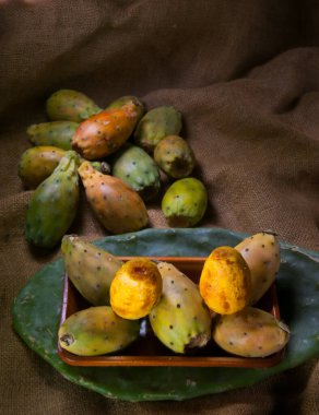 Bir parça jüt ve yeşil yaprak üzerinde bir grup dikenli armut.