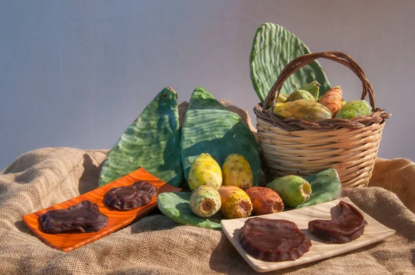 Kaktusfeigen Und Einige Senfformen Auf Einem Tisch Mit Einem Stück — Stockfoto