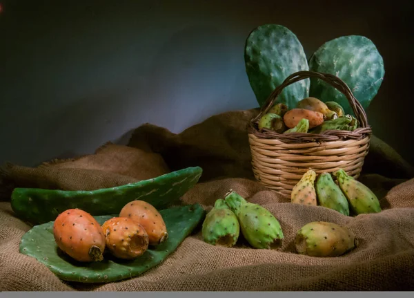 Gruppe Kaktusfeigen Auf Einem Stück Jute Grünen Blättern Und Einem — Stockfoto