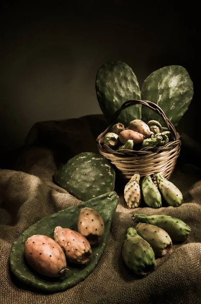 Gruppe Kaktusfeigen Auf Einem Stück Jute Grünen Blättern Und Einem — Stockfoto
