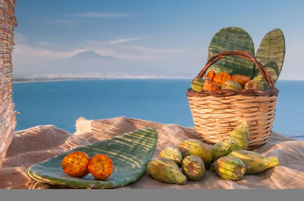 Cut Prickly Pears Wicker Basket Full Just Picked Fruits Jute — Stock Photo, Image