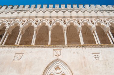 Sicilya 'nın Ragusa ilindeki Donnafugata Kalesi' nin dış cephesinin kısmi görüntüsü