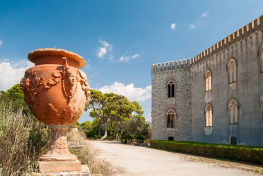 Donnafugata Kalesi, Ragusa, Sicilya 'nın dış bahçesinde süslü seramik vazolar.