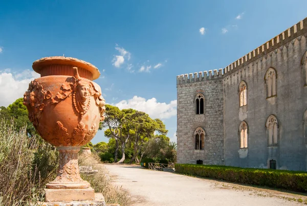 Jarrones Cerámica Ornamentales Jardín Exterior Del Castillo Donnafugata Ragusa Sicilia —  Fotos de Stock