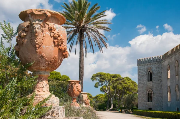 Jarrones Cerámica Ornamentales Jardín Exterior Del Castillo Donnafugata Ragusa Sicilia —  Fotos de Stock