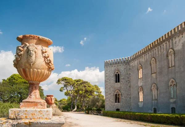 Donnafugata Kalesi, Ragusa, Sicilya 'nın dış bahçesinde süslü seramik vazolar.