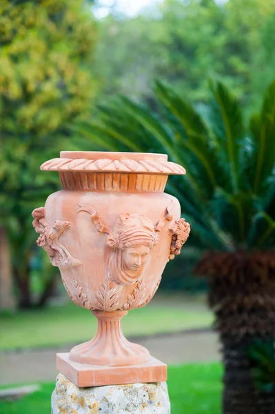 Терракотовая ваза — стоковое фото
