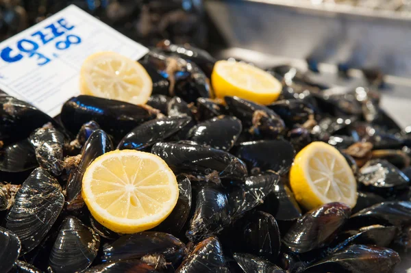 Lemon and mussels — Stock Photo, Image