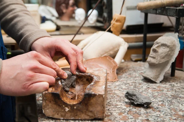 Siciliaanse marionet artisan op het werk — Stockfoto