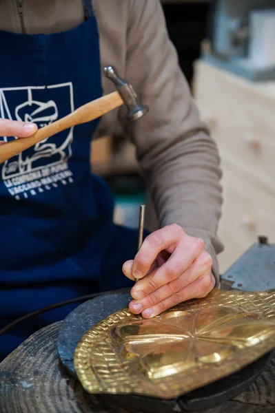 Siciliaanse marionet artisan op het werk — Stockfoto