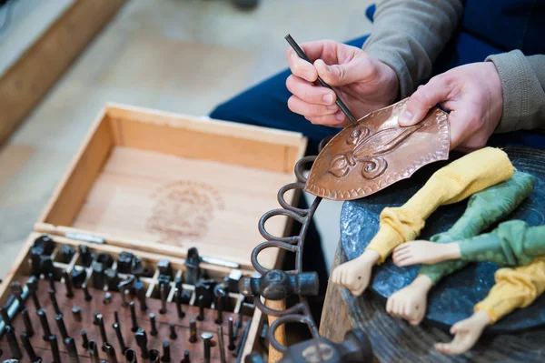 Sicilian puppet artisan at work — Stock Photo, Image