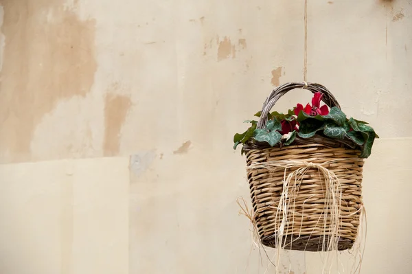 Flowered wicker basket — Zdjęcie stockowe