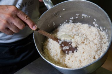 Sicilya arancini yapımında