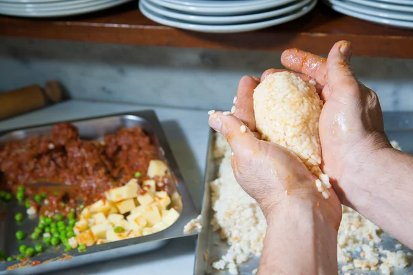 La fabricación de arancini siciliano — Foto de Stock