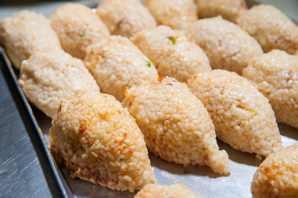 Tillverkningen av sicilianska arancini — Stockfoto