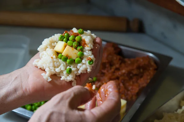 La fabricación de arancini siciliano — Foto de Stock