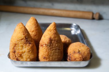 Sicilya arancini yapımında