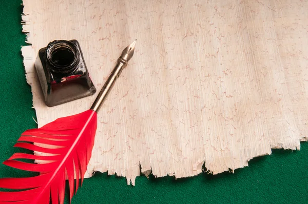 Pluma de pluma y papel de papiro — Foto de Stock