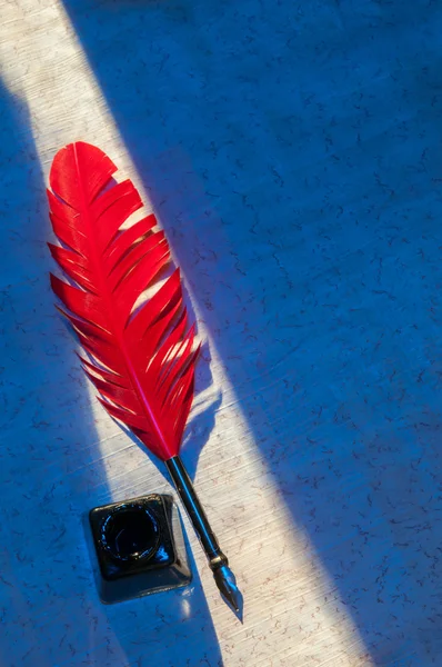 Pluma de pluma y papiro — Foto de Stock