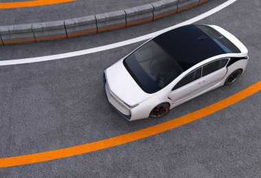 Karayolu üzerinde beyaz elektrikli araç