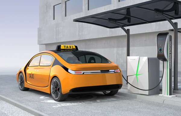 Gele elektrische taxi opladen in het laadstation. — Stockfoto