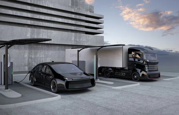 Camión eléctrico híbrido y coche eléctrico blanco en la estación de carga — Foto de Stock