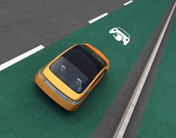 Carro elétrico amarelo na faixa de prioridade EV — Fotografia de Stock