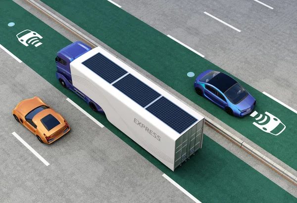 Гібридна вантажівка і синій електромобіль на бездротовій зарядній смузі — стокове фото