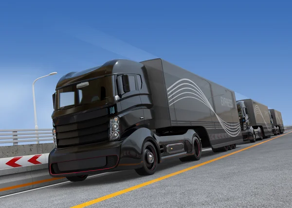 Flotte de camions hybrides autonomes conduisant sur l'autoroute — Photo