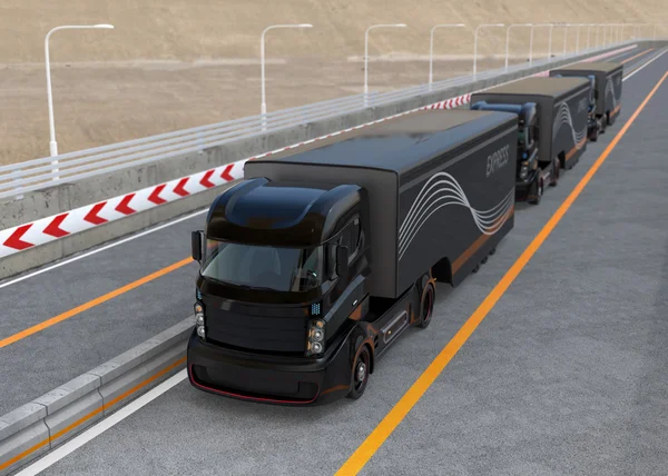 Flotte de camions hybrides autonomes conduisant sur l'autoroute — Photo