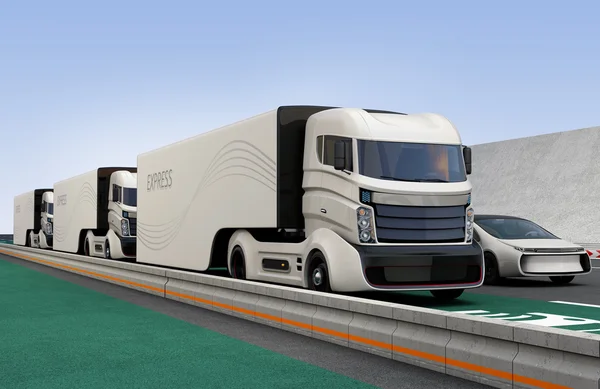 Flotte de camions hybrides autonomes conduisant sur l'autoroute — Photo