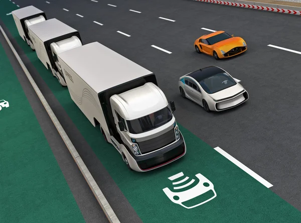 Flotte autonomer Hybrid-Lastwagen fährt auf drahtloser Ladesäule — Stockfoto